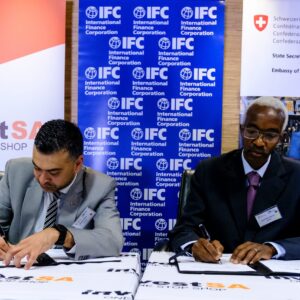 Mr. Shabeer Khan of the dtic and Mr. Kevin Njiraini of the IFC signing an agreement to advance red tape reduction and improve South Africa’s investment climate.